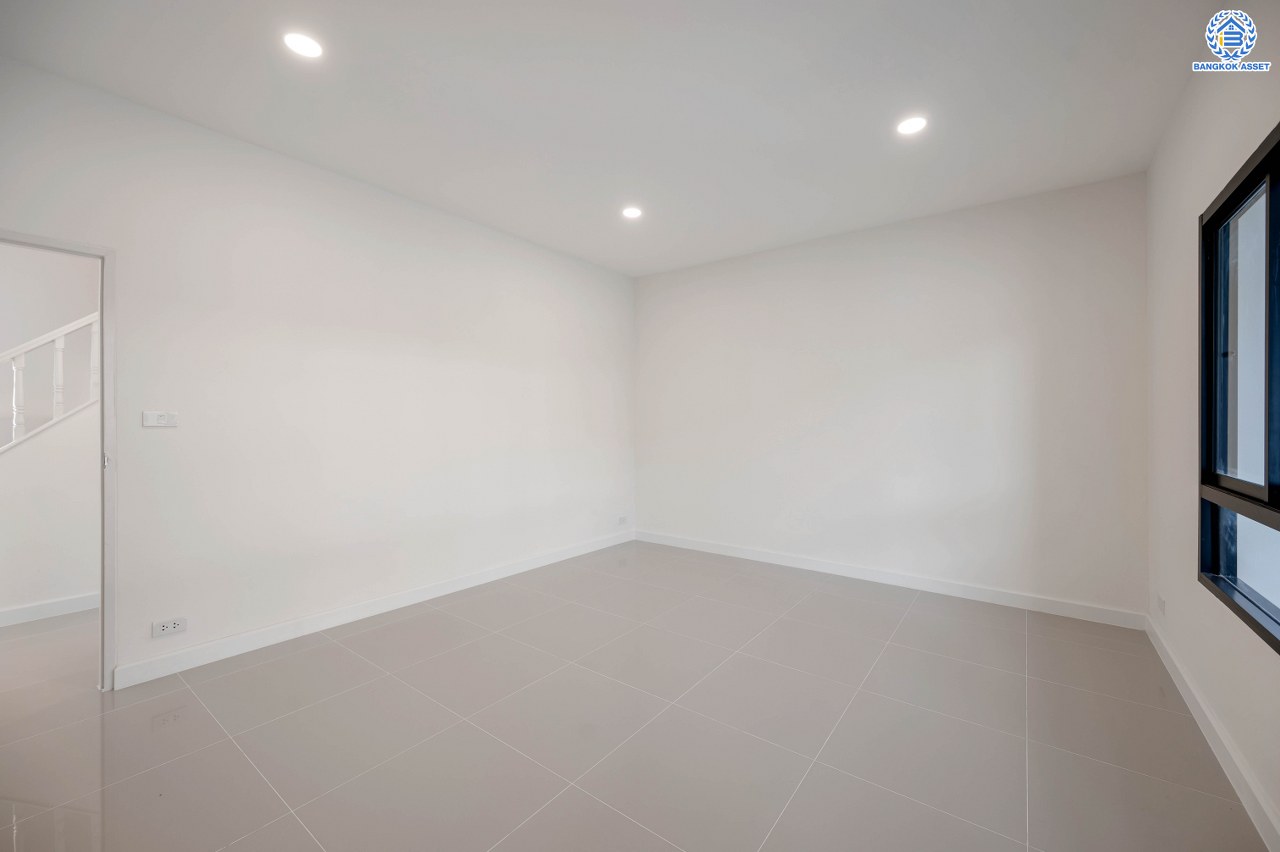 บ้านมือสองตกแต่งใหม่ โครงการ เพอร์เฟคเพลส รัตนาธิเบศร์-ไทรม้า รองรับความสุข บนเนื้อที่ 71.8 ตร.ว. พื้นที่ใช้สอย 363.83 ตร.ม. ฟังก์ชัน 4 ห้องนอน 3 ห้องน้ำ จอดรถได้ 2 คัน ทำเลเชื่อมต่อได้หลายเส้นทาง ติดถนนรัตนาธิเบศร์ และรถไฟฟ้าสายสีม่วง "สถานีบางรักน้อยท่าอิฐ"...