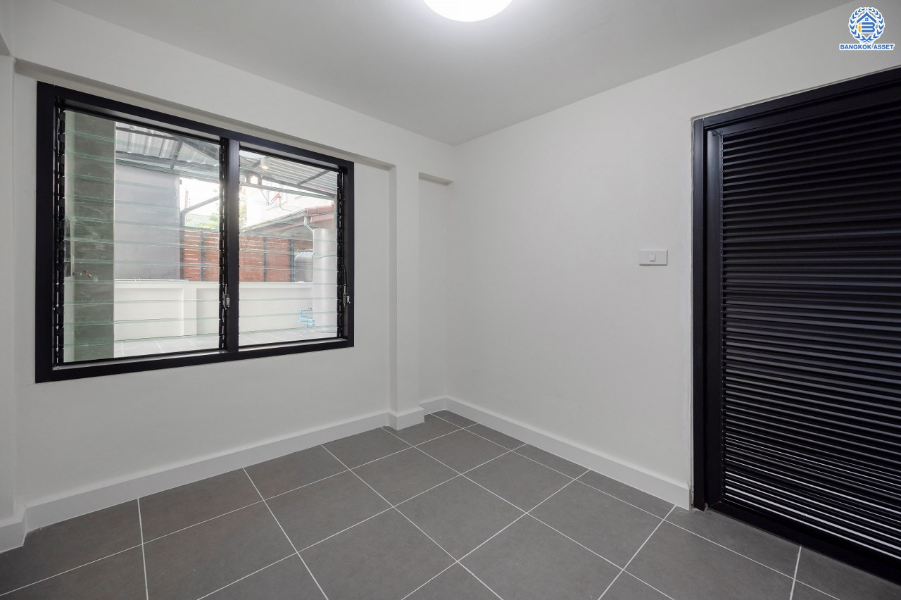 บ้านมือสองตกแต่งใหม่ โครงการ เพอร์เฟคเพลส รัตนาธิเบศร์-ไทรม้า รองรับความสุข บนเนื้อที่ 71.8 ตร.ว. พื้นที่ใช้สอย 363.83 ตร.ม. ฟังก์ชัน 4 ห้องนอน 3 ห้องน้ำ จอดรถได้ 2 คัน ทำเลเชื่อมต่อได้หลายเส้นทาง ติดถนนรัตนาธิเบศร์ และรถไฟฟ้าสายสีม่วง "สถานีบางรักน้อยท่าอิฐ"...