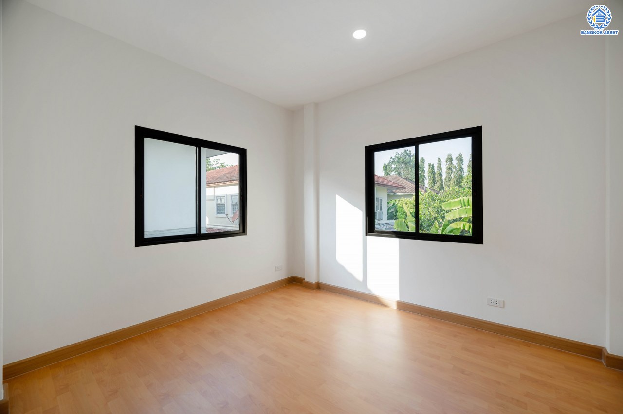 บ้านมือสองตกแต่งใหม่ โครงการ เพอร์เฟคเพลส รัตนาธิเบศร์-ไทรม้า รองรับความสุข บนเนื้อที่ 71.8 ตร.ว. พื้นที่ใช้สอย 363.83 ตร.ม. ฟังก์ชัน 4 ห้องนอน 3 ห้องน้ำ จอดรถได้ 2 คัน ทำเลเชื่อมต่อได้หลายเส้นทาง ติดถนนรัตนาธิเบศร์ และรถไฟฟ้าสายสีม่วง "สถานีบางรักน้อยท่าอิฐ"...