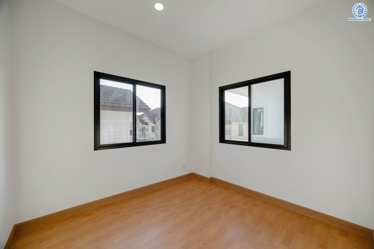 บ้านมือสองตกแต่งใหม่ โครงการ เพอร์เฟคเพลส รัตนาธิเบศร์-ไทรม้า รองรับความสุข บนเนื้อที่ 71.8 ตร.ว. พื้นที่ใช้สอย 363.83 ตร.ม. ฟังก์ชัน 4 ห้องนอน 3 ห้องน้ำ จอดรถได้ 2 คัน ทำเลเชื่อมต่อได้หลายเส้นทาง ติดถนนรัตนาธิเบศร์ และรถไฟฟ้าสายสีม่วง "สถานีบางรักน้อยท่าอิฐ"...