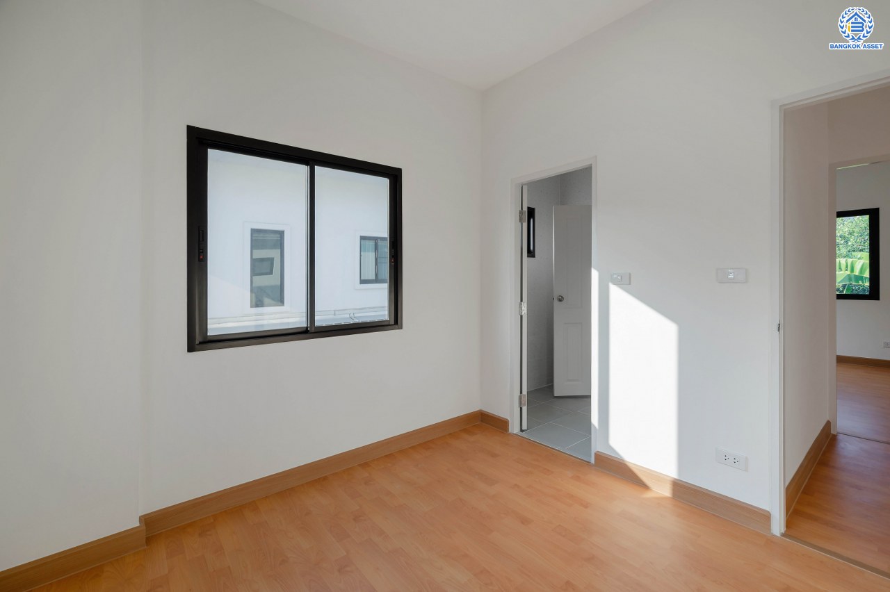 บ้านมือสองตกแต่งใหม่ โครงการ เพอร์เฟคเพลส รัตนาธิเบศร์-ไทรม้า รองรับความสุข บนเนื้อที่ 71.8 ตร.ว. พื้นที่ใช้สอย 363.83 ตร.ม. ฟังก์ชัน 4 ห้องนอน 3 ห้องน้ำ จอดรถได้ 2 คัน ทำเลเชื่อมต่อได้หลายเส้นทาง ติดถนนรัตนาธิเบศร์ และรถไฟฟ้าสายสีม่วง "สถานีบางรักน้อยท่าอิฐ"...