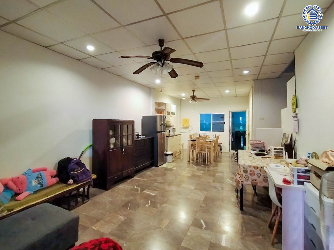 *****ทาวน์เฮ้าส์มือสองนนทบุรี หมู่บ้าน ร่มโพธิ์ บางกรวย-ไทรน้อย เนื้อที่กว้าง 20 ตร.ว. ฟังก์ชัน 3 ห้องนอน 2 ห้องน้ำ บ้านสวย ต่อเติมครบ พร้อมเข้าอยู่ บนทำเลเชื่อมต่อถนนบางกรวย-ไทรน้อย, ถนนรัตนาธิเบศร์ ใกล้รถไฟฟ้าสายสีม่วง "สถานีบางพลู" และจุดขึ้นทางด่วน "งามวงศ์วาน"