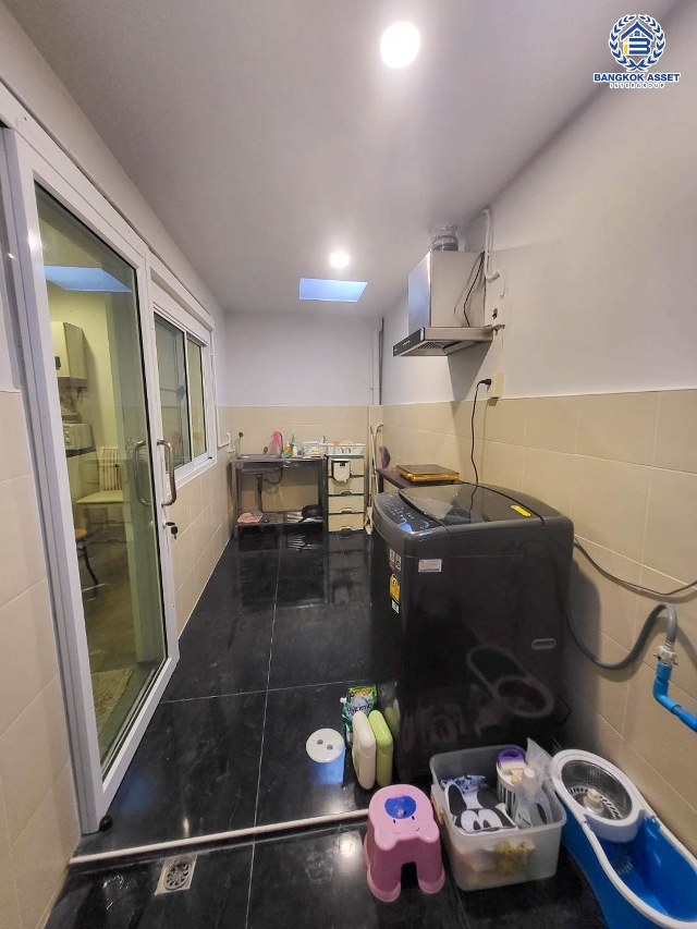 *****ทาวน์เฮ้าส์มือสองนนทบุรี หมู่บ้าน ร่มโพธิ์ บางกรวย-ไทรน้อย เนื้อที่กว้าง 20 ตร.ว. ฟังก์ชัน 3 ห้องนอน 2 ห้องน้ำ บ้านสวย ต่อเติมครบ พร้อมเข้าอยู่ บนทำเลเชื่อมต่อถนนบางกรวย-ไทรน้อย, ถนนรัตนาธิเบศร์ ใกล้รถไฟฟ้าสายสีม่วง "สถานีบางพลู" และจุดขึ้นทางด่วน "งามวงศ์วาน"