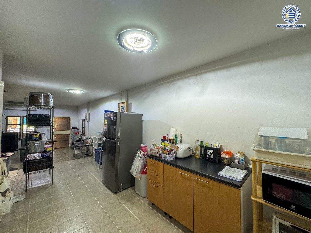 *****ทาวน์เฮ้าส์มือสอง โครงการ เฟิสท์โฮม วัชรพล เนื้อที่ 18 ตร.ว. ฟังก์ชัน 2 ห้องนอน 2 ห้องน้ำ 1 ที่จอดรถ ภายในบ้านสภาพสวยพร้อมอยู่ ขายในราคาสุดคุ้มค่า บนทำเลเดินทางสะดวก เชื่อมต่อถนนวัชรพล ถนนสุขภิบาล5 ถนนเพิ่มสิน ใกล้จุดขึ้นทางด่วน "รามอินทรา"