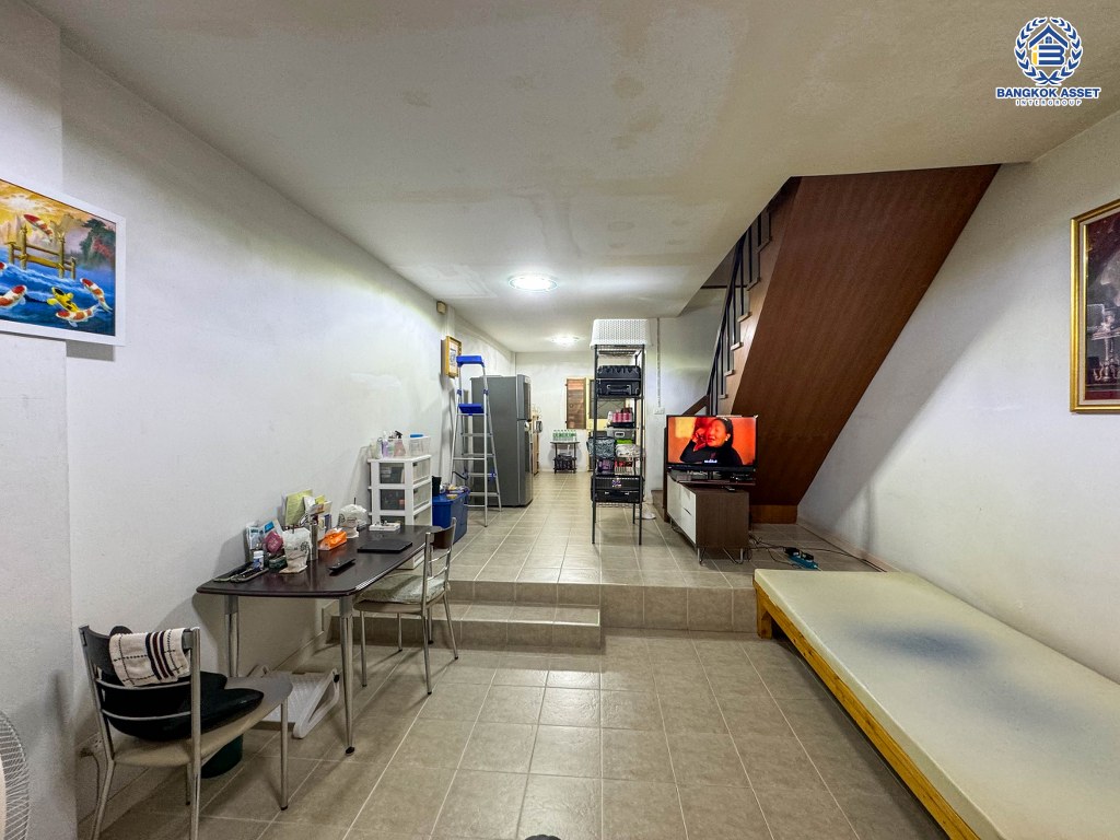 *****ทาวน์เฮ้าส์มือสอง โครงการ เฟิสท์โฮม วัชรพล เนื้อที่ 18 ตร.ว. ฟังก์ชัน 2 ห้องนอน 2 ห้องน้ำ 1 ที่จอดรถ ภายในบ้านสภาพสวยพร้อมอยู่ ขายในราคาสุดคุ้มค่า บนทำเลเดินทางสะดวก เชื่อมต่อถนนวัชรพล ถนนสุขภิบาล5 ถนนเพิ่มสิน ใกล้จุดขึ้นทางด่วน "รามอินทรา"