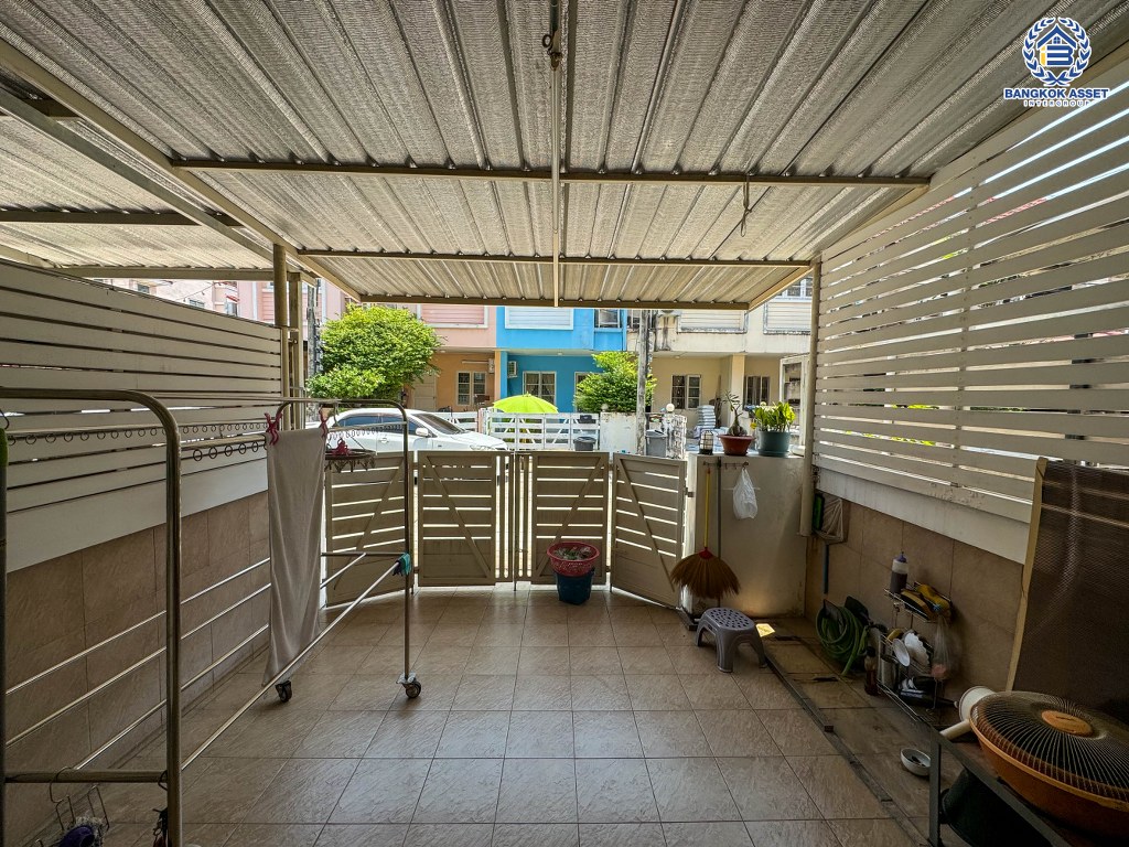 *****ทาวน์เฮ้าส์มือสอง โครงการ เฟิสท์โฮม วัชรพล เนื้อที่ 18 ตร.ว. ฟังก์ชัน 2 ห้องนอน 2 ห้องน้ำ 1 ที่จอดรถ ภายในบ้านสภาพสวยพร้อมอยู่ ขายในราคาสุดคุ้มค่า บนทำเลเดินทางสะดวก เชื่อมต่อถนนวัชรพล ถนนสุขภิบาล5 ถนนเพิ่มสิน ใกล้จุดขึ้นทางด่วน "รามอินทรา"