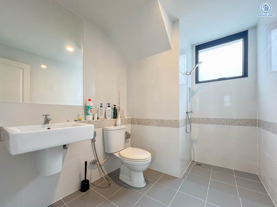 บ้านเดี่ยวมือสองนนทบุรี โครงการ เซนโทร เวสต์เกต กาญจนาภิเษก หลังมุม เนื้อที่ 51 ตร.ว. ฟังก์ชัน 3 ห้องนอน 3 ห้องน้ำ 2 ที่จอดรถ หน้าบ้านเป็นสวน บนทำเลใกล้เซ็นทรัลเวสต์เกต เชื่อมต่อ ถนนกาญจนาภิเษก, ถนนรัตนาธิเบศร์ ใกล้รถไฟฟ้าสายสีม่วง "สถานีคลองบางไผ่" จองเลย!