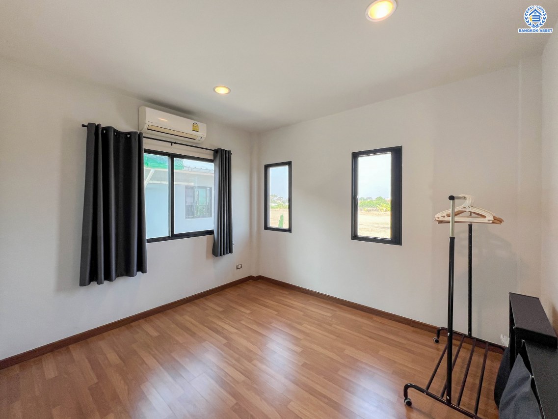 บ้านเดี่ยวมือสองนนทบุรี โครงการ เซนโทร เวสต์เกต กาญจนาภิเษก หลังมุม เนื้อที่ 51 ตร.ว. ฟังก์ชัน 3 ห้องนอน 3 ห้องน้ำ 2 ที่จอดรถ หน้าบ้านเป็นสวน บนทำเลใกล้เซ็นทรัลเวสต์เกต เชื่อมต่อ ถนนกาญจนาภิเษก, ถนนรัตนาธิเบศร์ ใกล้รถไฟฟ้าสายสีม่วง "สถานีคลองบางไผ่" จองเลย!