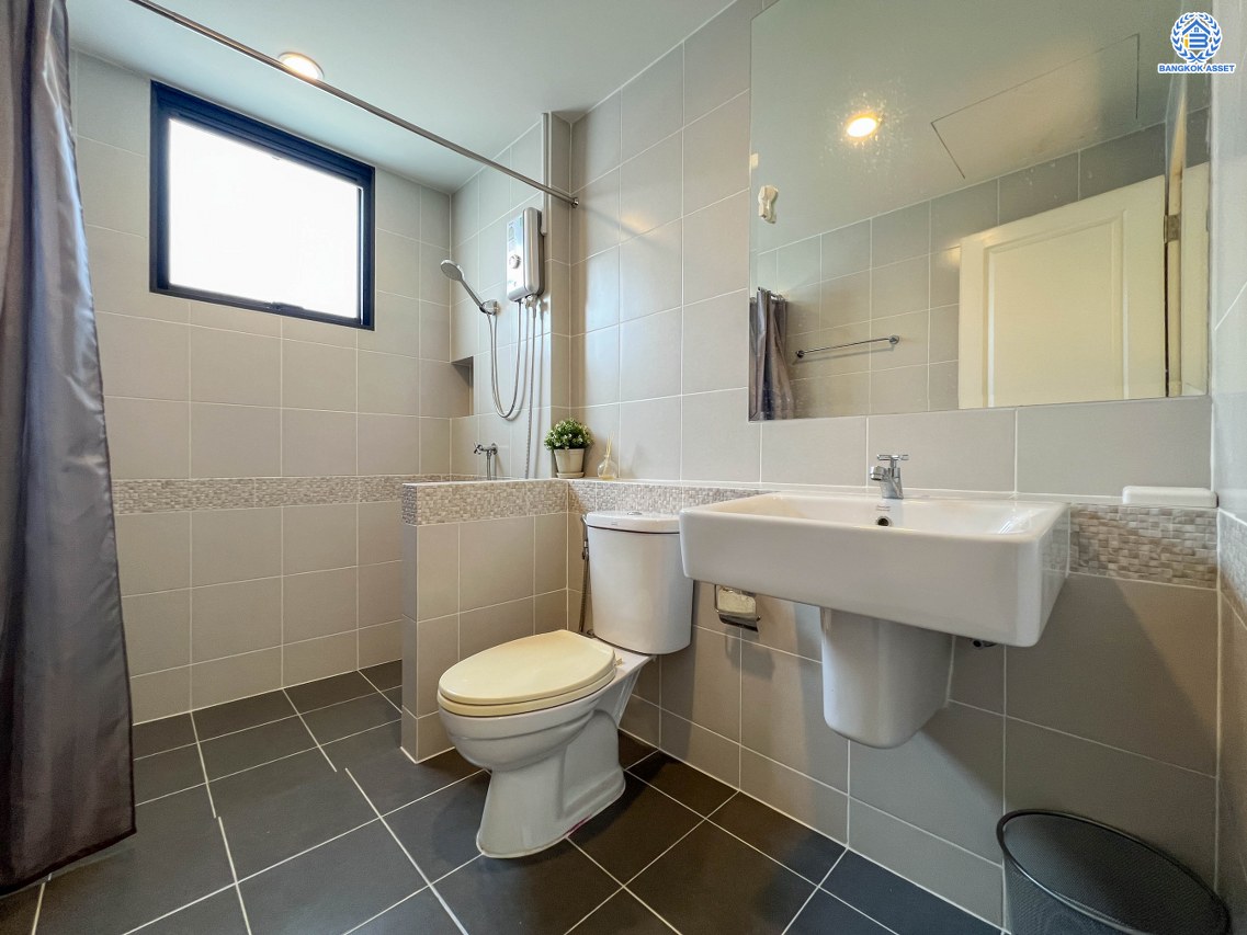 บ้านเดี่ยวมือสองนนทบุรี โครงการ เซนโทร เวสต์เกต กาญจนาภิเษก หลังมุม เนื้อที่ 51 ตร.ว. ฟังก์ชัน 3 ห้องนอน 3 ห้องน้ำ 2 ที่จอดรถ หน้าบ้านเป็นสวน บนทำเลใกล้เซ็นทรัลเวสต์เกต เชื่อมต่อ ถนนกาญจนาภิเษก, ถนนรัตนาธิเบศร์ ใกล้รถไฟฟ้าสายสีม่วง "สถานีคลองบางไผ่" จองเลย!