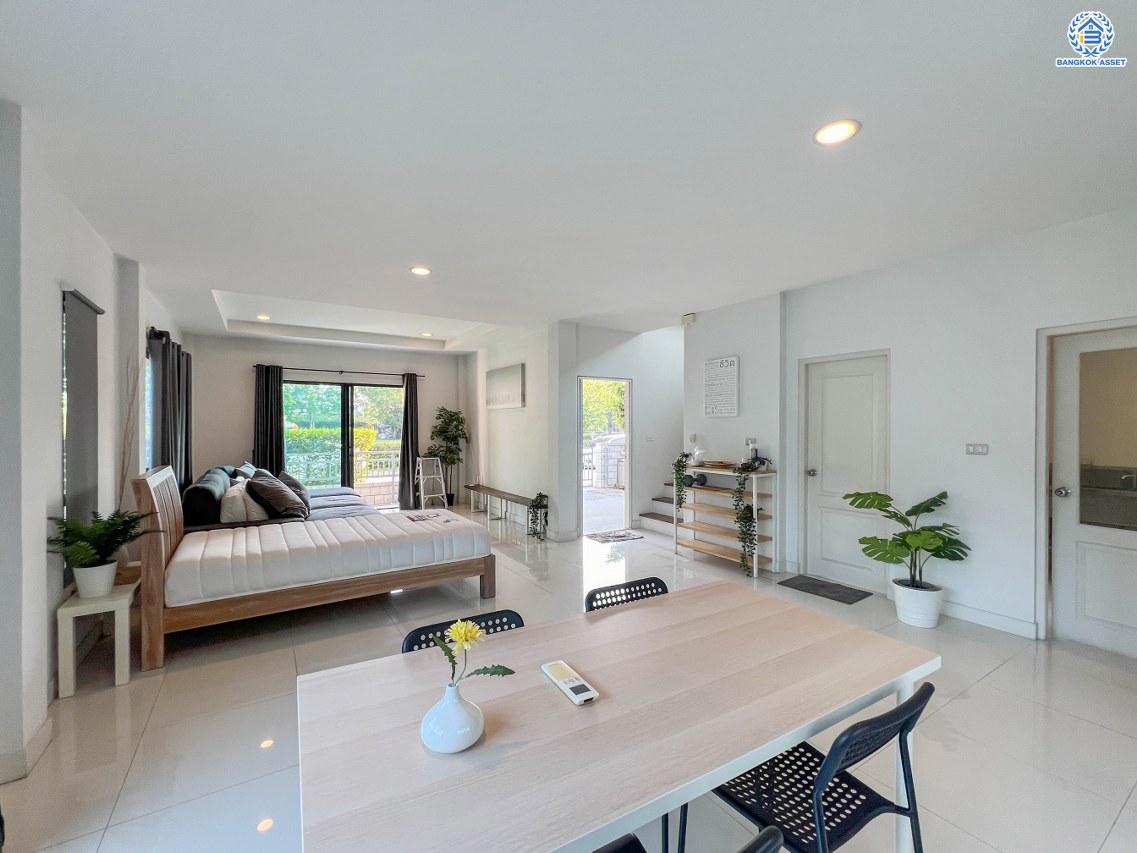 บ้านเดี่ยวมือสองนนทบุรี โครงการ เซนโทร เวสต์เกต กาญจนาภิเษก หลังมุม เนื้อที่ 51 ตร.ว. ฟังก์ชัน 3 ห้องนอน 3 ห้องน้ำ 2 ที่จอดรถ หน้าบ้านเป็นสวน บนทำเลใกล้เซ็นทรัลเวสต์เกต เชื่อมต่อ ถนนกาญจนาภิเษก, ถนนรัตนาธิเบศร์ ใกล้รถไฟฟ้าสายสีม่วง "สถานีคลองบางไผ่" จองเลย!