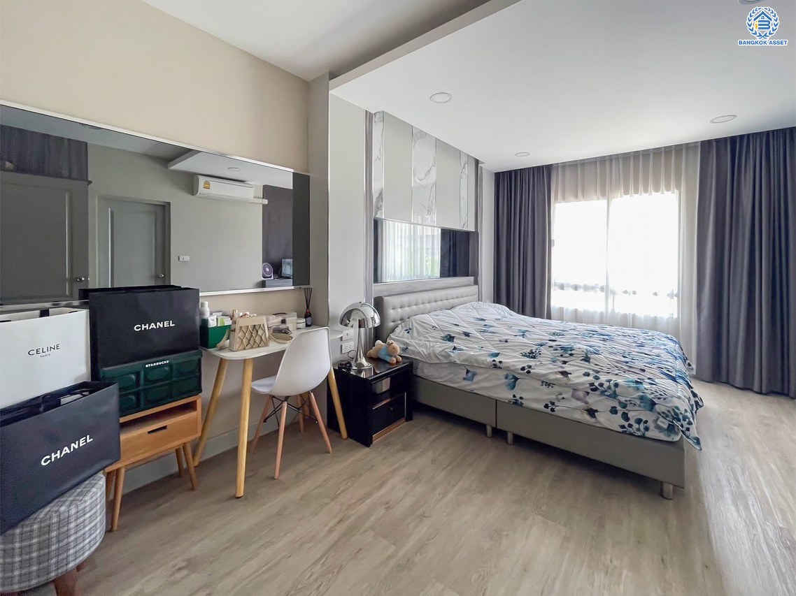 *****บ้านแฝดมือสองกรุงเทพฯ โครงการ ไลฟ์บางกอก บูเลอวาร์ด รามอินทรา เนื้อที่กว้างมากถึง 71.2 ตร.ว. ฟังก์ชันจัดเต็ม 6 ห้องนอน 6 ห้องน้ำ 5 ที่จอดรถ บ้านสวย อยู่แล้วมงคล บนทำเลเดินทางสะดวก ใกล้รถไฟฟ้าสายสีชมพู "สถานีนพรัตนราชธานี" และทางด่วน "ฉลองรัช" และ "วงแหวนรอบนอก(กาญจนาภิเษก)"