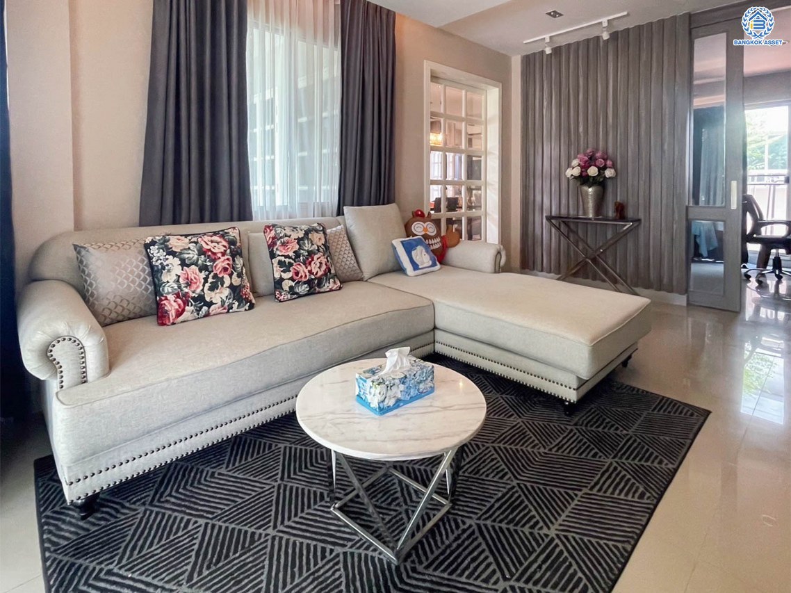 *****บ้านแฝดมือสองกรุงเทพฯ โครงการ ไลฟ์บางกอก บูเลอวาร์ด รามอินทรา เนื้อที่กว้างมากถึง 71.2 ตร.ว. ฟังก์ชันจัดเต็ม 6 ห้องนอน 6 ห้องน้ำ 5 ที่จอดรถ บ้านสวย อยู่แล้วมงคล บนทำเลเดินทางสะดวก ใกล้รถไฟฟ้าสายสีชมพู "สถานีนพรัตนราชธานี" และทางด่วน "ฉลองรัช" และ "วงแหวนรอบนอก(กาญจนาภิเษก)"