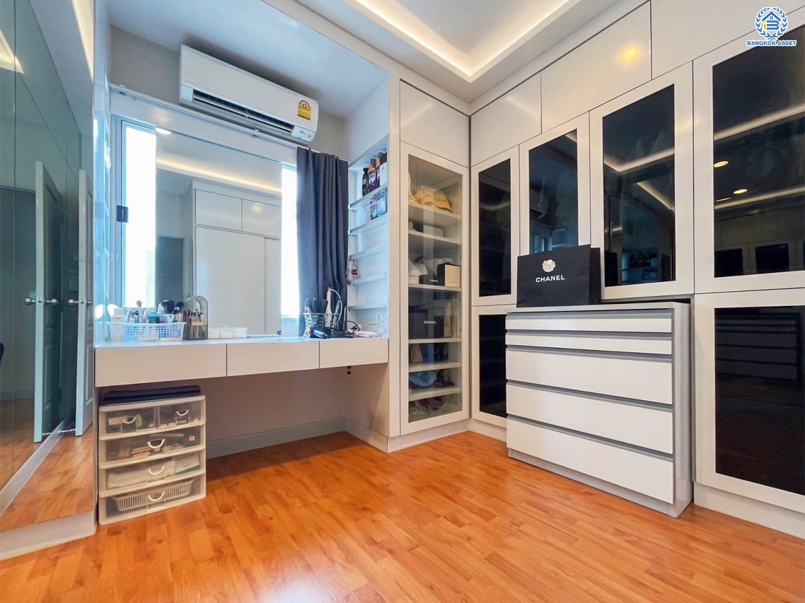 *****บ้านแฝดมือสองกรุงเทพฯ โครงการ ไลฟ์บางกอก บูเลอวาร์ด รามอินทรา เนื้อที่กว้างมากถึง 71.2 ตร.ว. ฟังก์ชันจัดเต็ม 6 ห้องนอน 6 ห้องน้ำ 5 ที่จอดรถ บ้านสวย อยู่แล้วมงคล บนทำเลเดินทางสะดวก ใกล้รถไฟฟ้าสายสีชมพู "สถานีนพรัตนราชธานี" และทางด่วน "ฉลองรัช" และ "วงแหวนรอบนอก(กาญจนาภิเษก)"