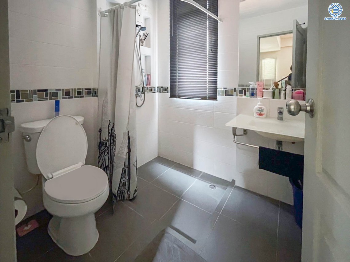 *****บ้านแฝดมือสองกรุงเทพฯ โครงการ ไลฟ์บางกอก บูเลอวาร์ด รามอินทรา เนื้อที่กว้างมากถึง 71.2 ตร.ว. ฟังก์ชันจัดเต็ม 6 ห้องนอน 6 ห้องน้ำ 5 ที่จอดรถ บ้านสวย อยู่แล้วมงคล บนทำเลเดินทางสะดวก ใกล้รถไฟฟ้าสายสีชมพู "สถานีนพรัตนราชธานี" และทางด่วน "ฉลองรัช" และ "วงแหวนรอบนอก(กาญจนาภิเษก)"