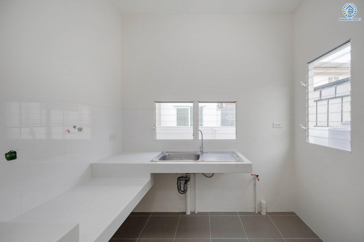 บ้านมือสองตกแต่งใหม่ โครงการ พฤกษ์ลดา ติวานนท์-ราชพฤกษ์ แบรนด์ L&H เนื้อที่ 55.5 ตร.ว. ฟังก์ชัน 3 ห้องนอน 3 ห้องน้ำ จอดรถได้ 2 คัน บนทำเลติดถนนใหญ่ ถนน 345 เชื่อมต่อหลายเส้นทาง อาทิ ถนนราชพฤกษ์ ถนนชัยพฤกษ์ ถนนศรีสมาน ใกล้ทางด่วน "ศรีสมาน"...