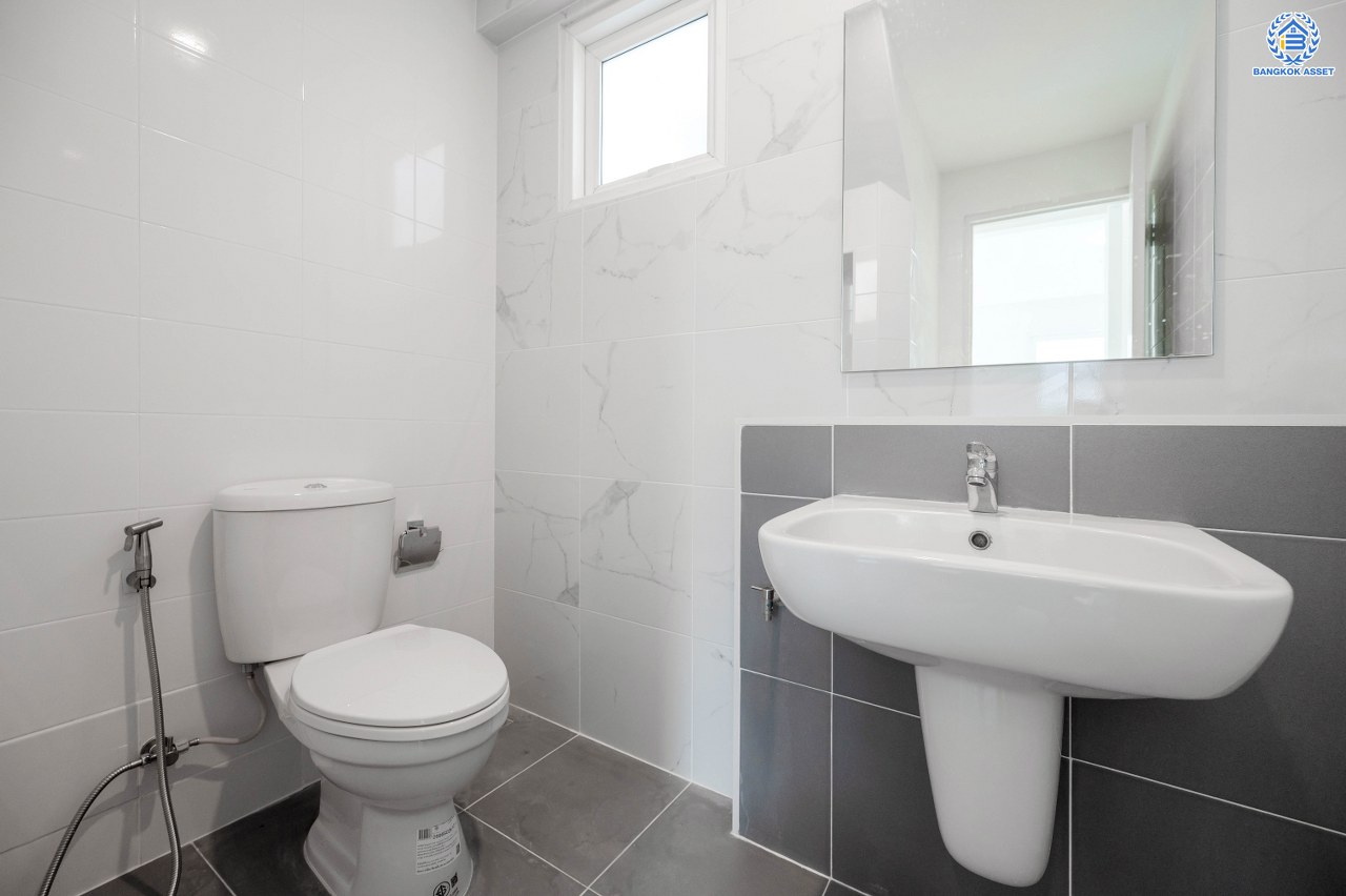 บ้านมือสองตกแต่งใหม่ โครงการ พฤกษ์ลดา ติวานนท์-ราชพฤกษ์ แบรนด์ L&H เนื้อที่ 55.5 ตร.ว. ฟังก์ชัน 3 ห้องนอน 3 ห้องน้ำ จอดรถได้ 2 คัน บนทำเลติดถนนใหญ่ ถนน 345 เชื่อมต่อหลายเส้นทาง อาทิ ถนนราชพฤกษ์ ถนนชัยพฤกษ์ ถนนศรีสมาน ใกล้ทางด่วน "ศรีสมาน"...