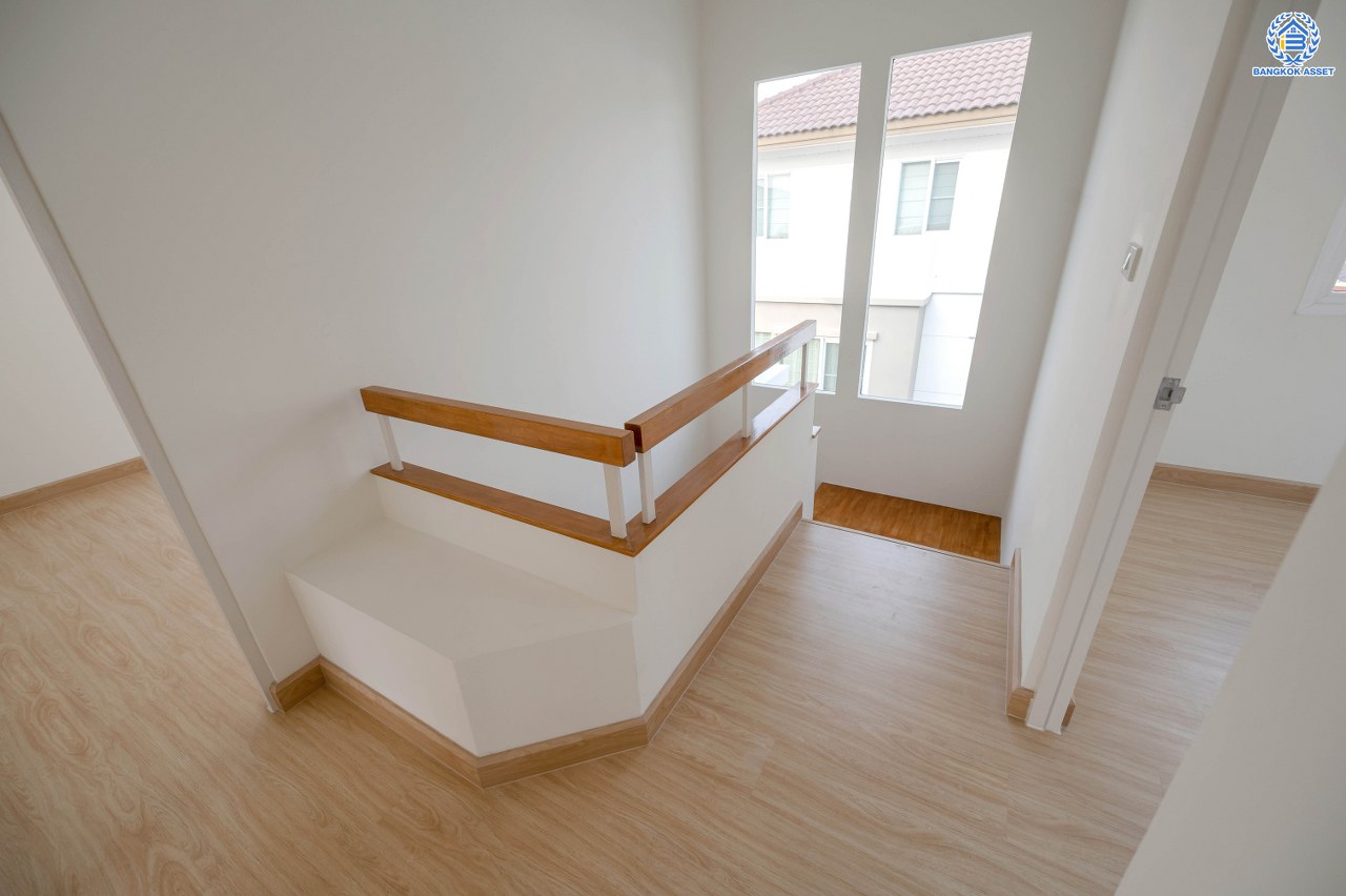 บ้านมือสองตกแต่งใหม่ โครงการ พฤกษ์ลดา ติวานนท์-ราชพฤกษ์ แบรนด์ L&H เนื้อที่ 55.5 ตร.ว. ฟังก์ชัน 3 ห้องนอน 3 ห้องน้ำ จอดรถได้ 2 คัน บนทำเลติดถนนใหญ่ ถนน 345 เชื่อมต่อหลายเส้นทาง อาทิ ถนนราชพฤกษ์ ถนนชัยพฤกษ์ ถนนศรีสมาน ใกล้ทางด่วน "ศรีสมาน"...