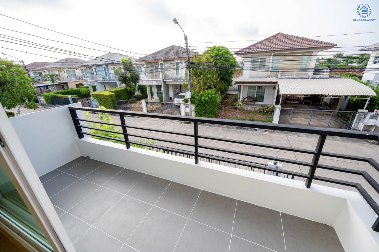 บ้านมือสองตกแต่งใหม่ โครงการ พฤกษ์ลดา ติวานนท์-ราชพฤกษ์ แบรนด์ L&H เนื้อที่ 55.5 ตร.ว. ฟังก์ชัน 3 ห้องนอน 3 ห้องน้ำ จอดรถได้ 2 คัน บนทำเลติดถนนใหญ่ ถนน 345 เชื่อมต่อหลายเส้นทาง อาทิ ถนนราชพฤกษ์ ถนนชัยพฤกษ์ ถนนศรีสมาน ใกล้ทางด่วน "ศรีสมาน"...