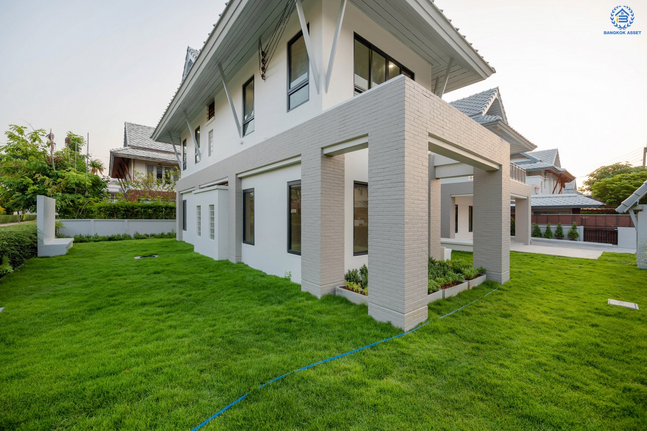 บ้านมือสองตกแต่งใหม่ โครงการ โนเบิลอนาวานา บรมราชชนนี หลังมุม เนื้อที่ 140.4 ตร.ว. พื้นที่ใช้สอย 335.3 ตร.ม. พร้อมฟังก์ชันจัดเต็ม 3 ห้องนอน 4 ห้องน้ำ 1 ห้องแม่บ้าน จอดรถได้ 4 คัน บนทำเลติดถนนบรมราชชนนี เชื่อมต่อทุกการเดินทาง ใกล้ ม.มหิดล และทางคู่ขนานลอยฟ้าบรมราชชนนี