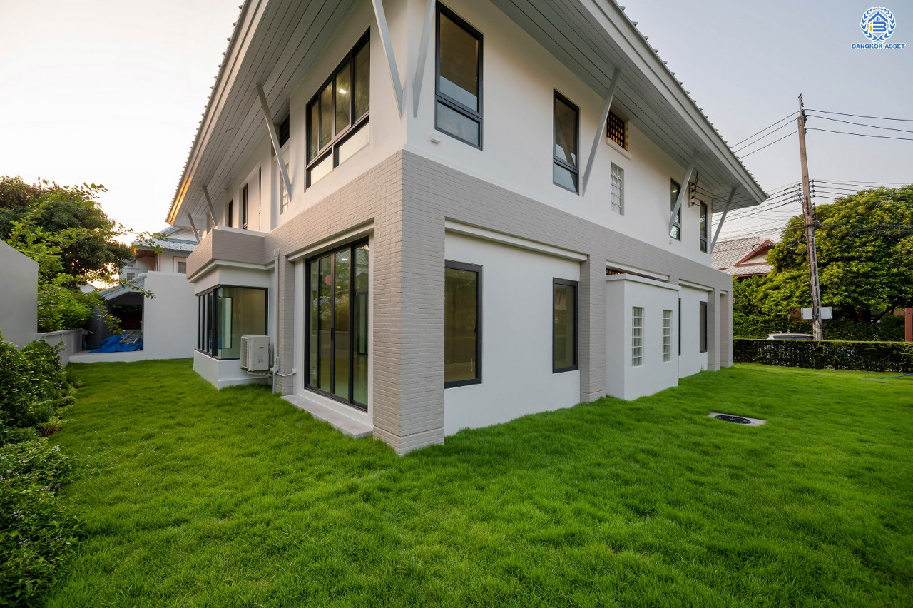 บ้านมือสองตกแต่งใหม่ โครงการ โนเบิลอนาวานา บรมราชชนนี หลังมุม เนื้อที่ 140.4 ตร.ว. พื้นที่ใช้สอย 335.3 ตร.ม. พร้อมฟังก์ชันจัดเต็ม 3 ห้องนอน 4 ห้องน้ำ 1 ห้องแม่บ้าน จอดรถได้ 4 คัน บนทำเลติดถนนบรมราชชนนี เชื่อมต่อทุกการเดินทาง ใกล้ ม.มหิดล และทางคู่ขนานลอยฟ้าบรมราชชนนี