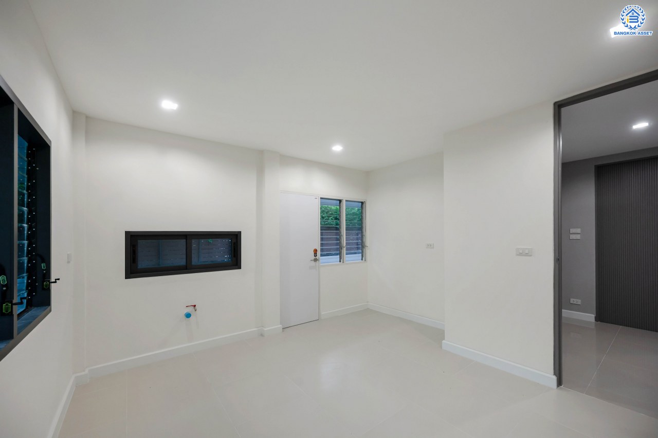 บ้านมือสองตกแต่งใหม่ โครงการ โนเบิลอนาวานา บรมราชชนนี หลังมุม เนื้อที่ 140.4 ตร.ว. พื้นที่ใช้สอย 335.3 ตร.ม. พร้อมฟังก์ชันจัดเต็ม 3 ห้องนอน 4 ห้องน้ำ 1 ห้องแม่บ้าน จอดรถได้ 4 คัน บนทำเลติดถนนบรมราชชนนี เชื่อมต่อทุกการเดินทาง ใกล้ ม.มหิดล และทางคู่ขนานลอยฟ้าบรมราชชนนี