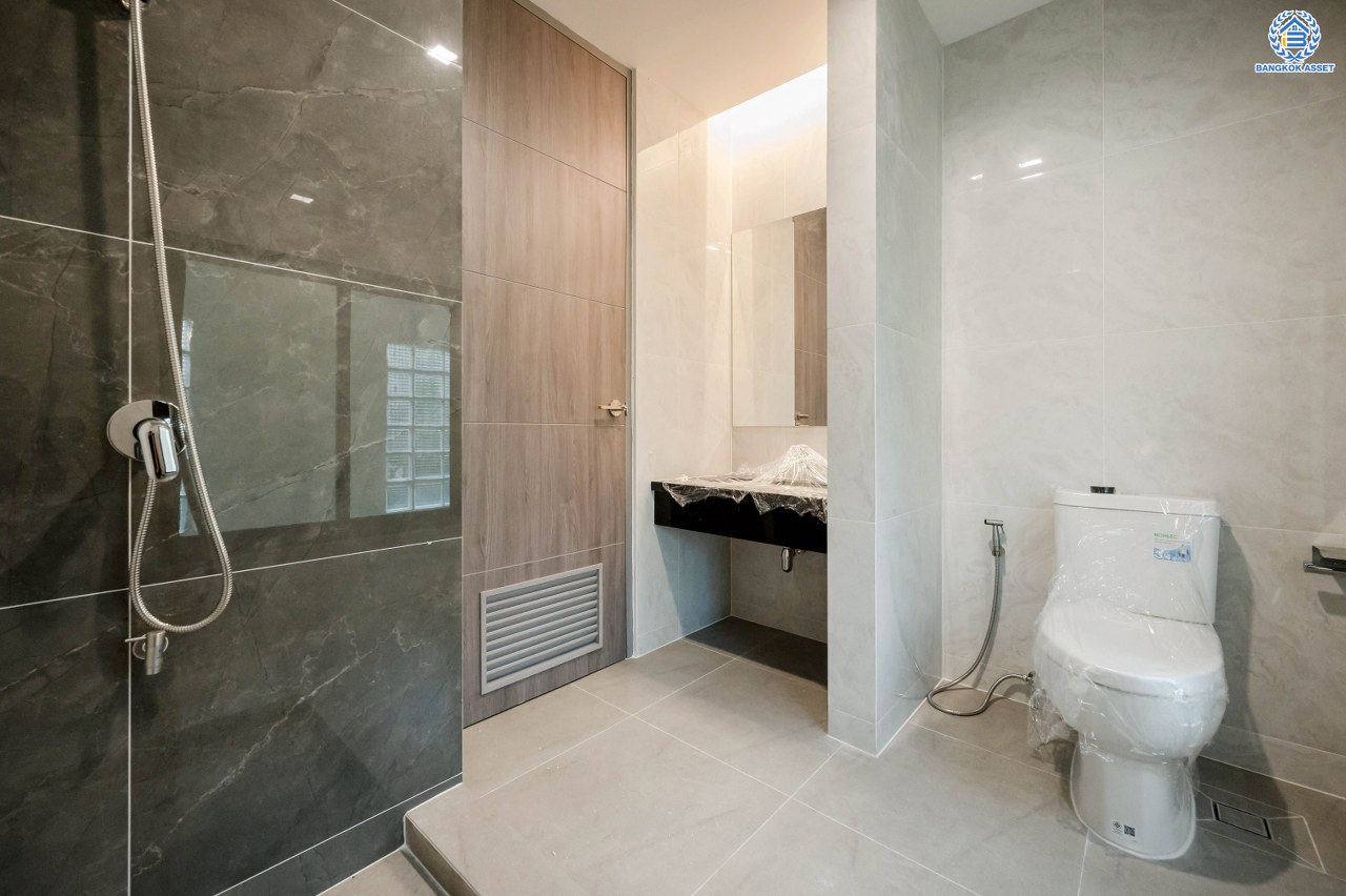 บ้านมือสองตกแต่งใหม่ โครงการ โนเบิลอนาวานา บรมราชชนนี หลังมุม เนื้อที่ 140.4 ตร.ว. พื้นที่ใช้สอย 335.3 ตร.ม. พร้อมฟังก์ชันจัดเต็ม 3 ห้องนอน 4 ห้องน้ำ 1 ห้องแม่บ้าน จอดรถได้ 4 คัน บนทำเลติดถนนบรมราชชนนี เชื่อมต่อทุกการเดินทาง ใกล้ ม.มหิดล และทางคู่ขนานลอยฟ้าบรมราชชนนี