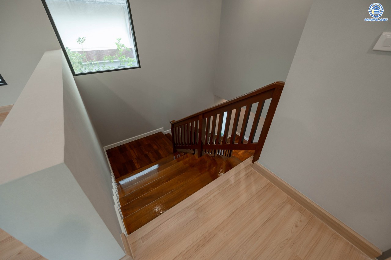 บ้านมือสองตกแต่งใหม่ โครงการ โนเบิลอนาวานา บรมราชชนนี หลังมุม เนื้อที่ 140.4 ตร.ว. พื้นที่ใช้สอย 335.3 ตร.ม. พร้อมฟังก์ชันจัดเต็ม 3 ห้องนอน 4 ห้องน้ำ 1 ห้องแม่บ้าน จอดรถได้ 4 คัน บนทำเลติดถนนบรมราชชนนี เชื่อมต่อทุกการเดินทาง ใกล้ ม.มหิดล และทางคู่ขนานลอยฟ้าบรมราชชนนี