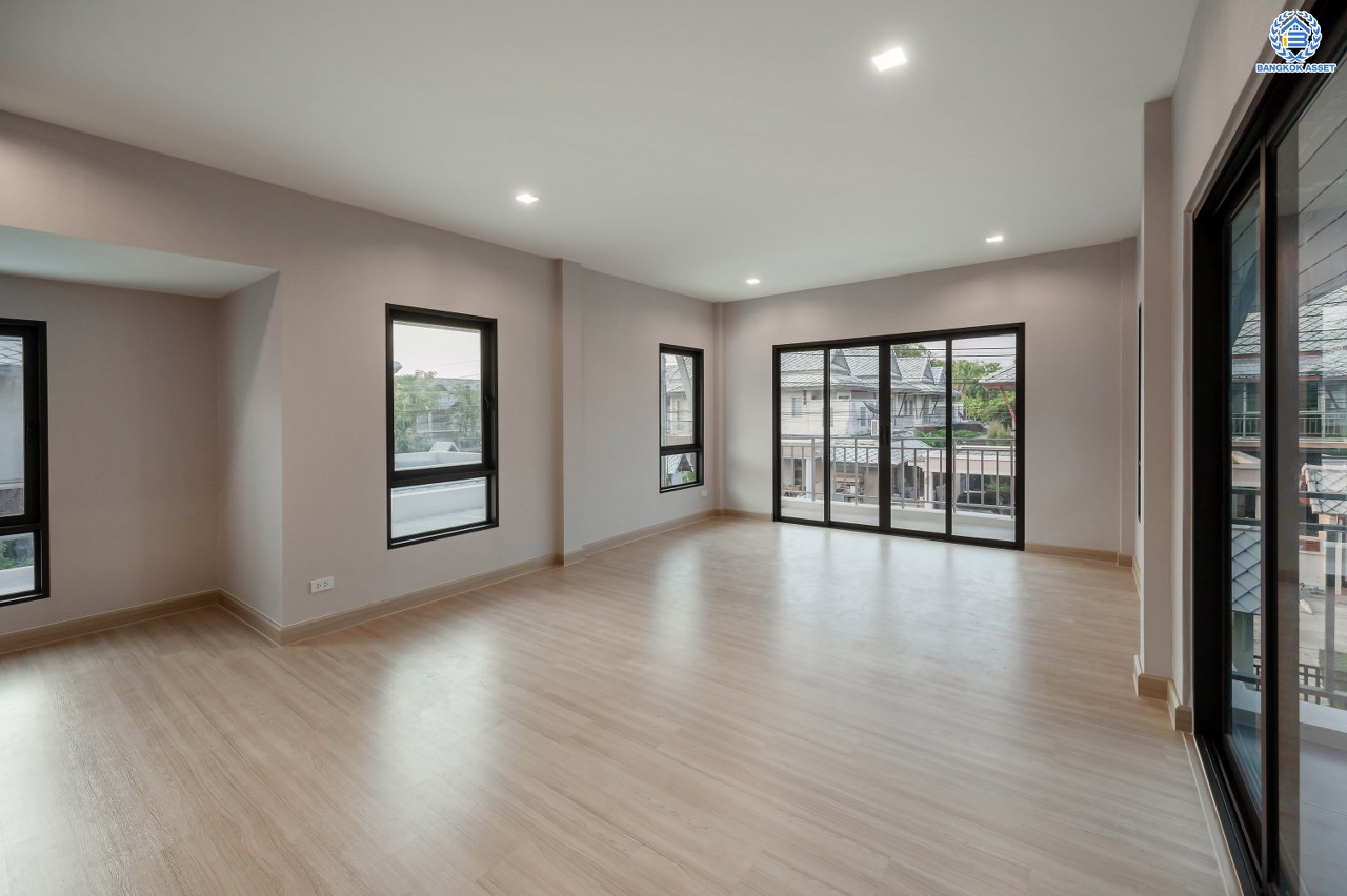 บ้านมือสองตกแต่งใหม่ โครงการ โนเบิลอนาวานา บรมราชชนนี หลังมุม เนื้อที่ 140.4 ตร.ว. พื้นที่ใช้สอย 335.3 ตร.ม. พร้อมฟังก์ชันจัดเต็ม 3 ห้องนอน 4 ห้องน้ำ 1 ห้องแม่บ้าน จอดรถได้ 4 คัน บนทำเลติดถนนบรมราชชนนี เชื่อมต่อทุกการเดินทาง ใกล้ ม.มหิดล และทางคู่ขนานลอยฟ้าบรมราชชนนี