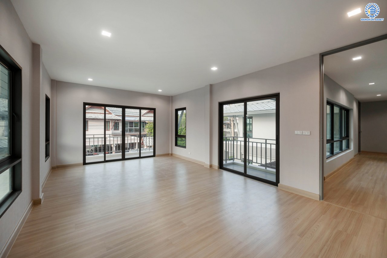 บ้านมือสองตกแต่งใหม่ โครงการ โนเบิลอนาวานา บรมราชชนนี หลังมุม เนื้อที่ 140.4 ตร.ว. พื้นที่ใช้สอย 335.3 ตร.ม. พร้อมฟังก์ชันจัดเต็ม 3 ห้องนอน 4 ห้องน้ำ 1 ห้องแม่บ้าน จอดรถได้ 4 คัน บนทำเลติดถนนบรมราชชนนี เชื่อมต่อทุกการเดินทาง ใกล้ ม.มหิดล และทางคู่ขนานลอยฟ้าบรมราชชนนี