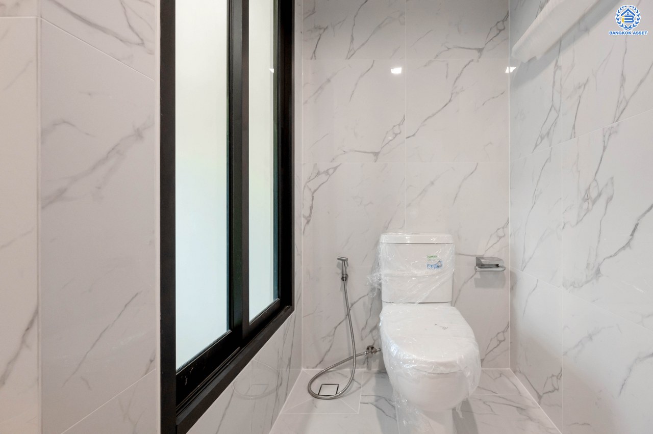 บ้านมือสองตกแต่งใหม่ โครงการ โนเบิลอนาวานา บรมราชชนนี หลังมุม เนื้อที่ 140.4 ตร.ว. พื้นที่ใช้สอย 335.3 ตร.ม. พร้อมฟังก์ชันจัดเต็ม 3 ห้องนอน 4 ห้องน้ำ 1 ห้องแม่บ้าน จอดรถได้ 4 คัน บนทำเลติดถนนบรมราชชนนี เชื่อมต่อทุกการเดินทาง ใกล้ ม.มหิดล และทางคู่ขนานลอยฟ้าบรมราชชนนี