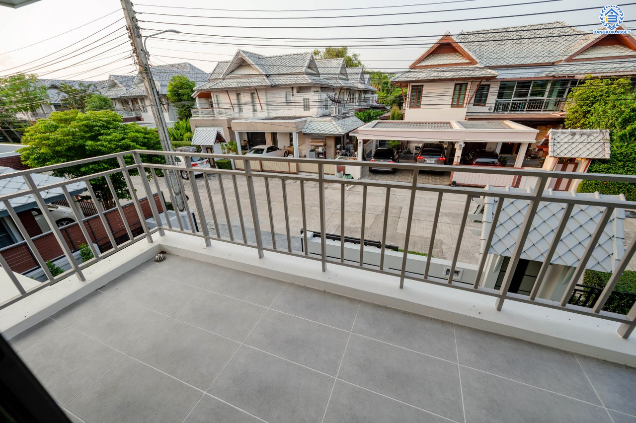 บ้านมือสองตกแต่งใหม่ โครงการ โนเบิลอนาวานา บรมราชชนนี หลังมุม เนื้อที่ 140.4 ตร.ว. พื้นที่ใช้สอย 335.3 ตร.ม. พร้อมฟังก์ชันจัดเต็ม 3 ห้องนอน 4 ห้องน้ำ 1 ห้องแม่บ้าน จอดรถได้ 4 คัน บนทำเลติดถนนบรมราชชนนี เชื่อมต่อทุกการเดินทาง ใกล้ ม.มหิดล และทางคู่ขนานลอยฟ้าบรมราชชนนี