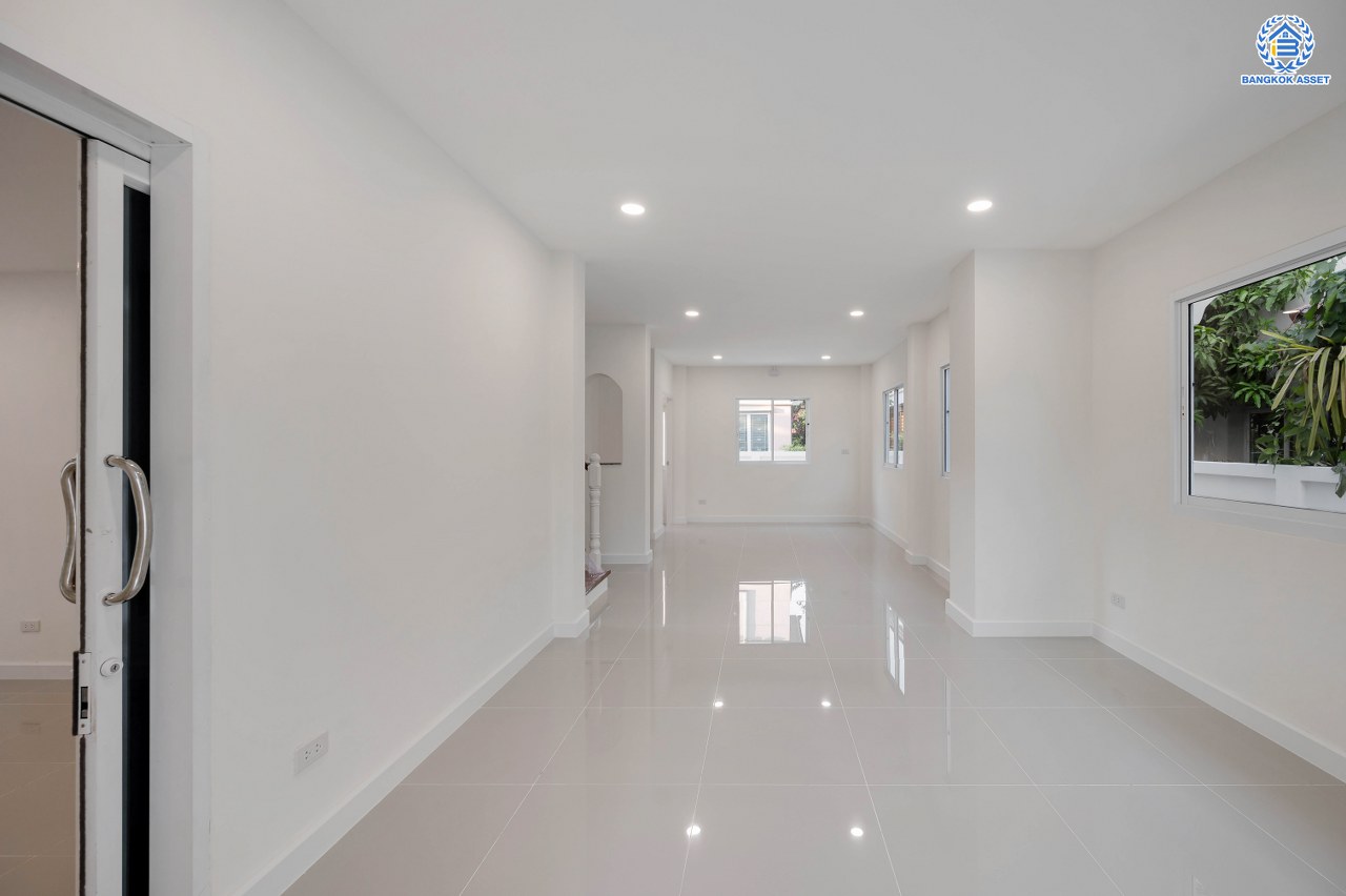 บ้านมือสองตกแต่งใหม่ โครงการ มณีรินทร์ เลคแอนด์พาร์ค ราชพฤกษ์-ติวานนท์ เนื้อที่ 60 ตร.ว. พื้นที่ใช้สอย 252.91 ตร.ม. ฟังก์ชัน 4 ห้องนอน 3 ห้องน้ำ จอดรถได้ 2 คัน บรรยากาศเงียบสงบเป็นส่วนตัว สิ่งอำนวยความสะดวกมากมาย บนทำเลติดถนนใหญ่ เชื่อมต่อถนนราชพฤกษ์ ใกล้จุดขึ้นทางด่วน "ศรีสมาน"