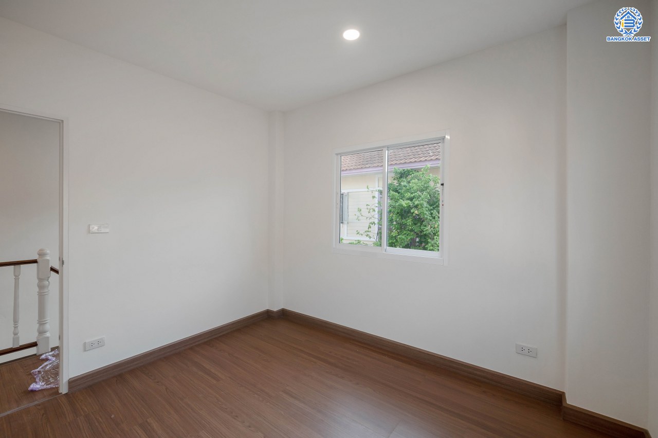 บ้านมือสองตกแต่งใหม่ โครงการ มณีรินทร์ เลคแอนด์พาร์ค ราชพฤกษ์-ติวานนท์ เนื้อที่ 60 ตร.ว. พื้นที่ใช้สอย 252.91 ตร.ม. ฟังก์ชัน 4 ห้องนอน 3 ห้องน้ำ จอดรถได้ 2 คัน บรรยากาศเงียบสงบเป็นส่วนตัว สิ่งอำนวยความสะดวกมากมาย บนทำเลติดถนนใหญ่ เชื่อมต่อถนนราชพฤกษ์ ใกล้จุดขึ้นทางด่วน "ศรีสมาน"