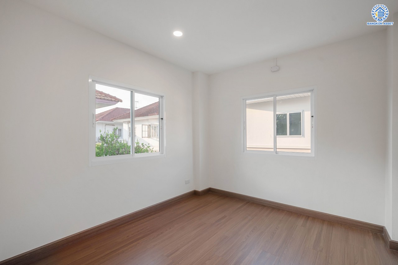 บ้านมือสองตกแต่งใหม่ โครงการ มณีรินทร์ เลคแอนด์พาร์ค ราชพฤกษ์-ติวานนท์ เนื้อที่ 60 ตร.ว. พื้นที่ใช้สอย 252.91 ตร.ม. ฟังก์ชัน 4 ห้องนอน 3 ห้องน้ำ จอดรถได้ 2 คัน บรรยากาศเงียบสงบเป็นส่วนตัว สิ่งอำนวยความสะดวกมากมาย บนทำเลติดถนนใหญ่ เชื่อมต่อถนนราชพฤกษ์ ใกล้จุดขึ้นทางด่วน "ศรีสมาน"