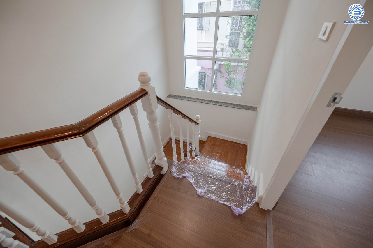 บ้านมือสองตกแต่งใหม่ โครงการ มณีรินทร์ เลคแอนด์พาร์ค ราชพฤกษ์-ติวานนท์ เนื้อที่ 60 ตร.ว. พื้นที่ใช้สอย 252.91 ตร.ม. ฟังก์ชัน 4 ห้องนอน 3 ห้องน้ำ จอดรถได้ 2 คัน บรรยากาศเงียบสงบเป็นส่วนตัว สิ่งอำนวยความสะดวกมากมาย บนทำเลติดถนนใหญ่ เชื่อมต่อถนนราชพฤกษ์ ใกล้จุดขึ้นทางด่วน "ศรีสมาน"