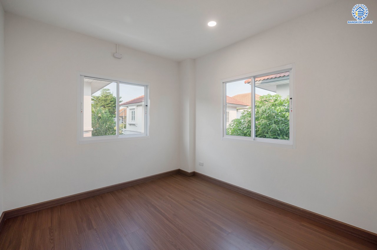 บ้านมือสองตกแต่งใหม่ โครงการ มณีรินทร์ เลคแอนด์พาร์ค ราชพฤกษ์-ติวานนท์ เนื้อที่ 60 ตร.ว. พื้นที่ใช้สอย 252.91 ตร.ม. ฟังก์ชัน 4 ห้องนอน 3 ห้องน้ำ จอดรถได้ 2 คัน บรรยากาศเงียบสงบเป็นส่วนตัว สิ่งอำนวยความสะดวกมากมาย บนทำเลติดถนนใหญ่ เชื่อมต่อถนนราชพฤกษ์ ใกล้จุดขึ้นทางด่วน "ศรีสมาน"