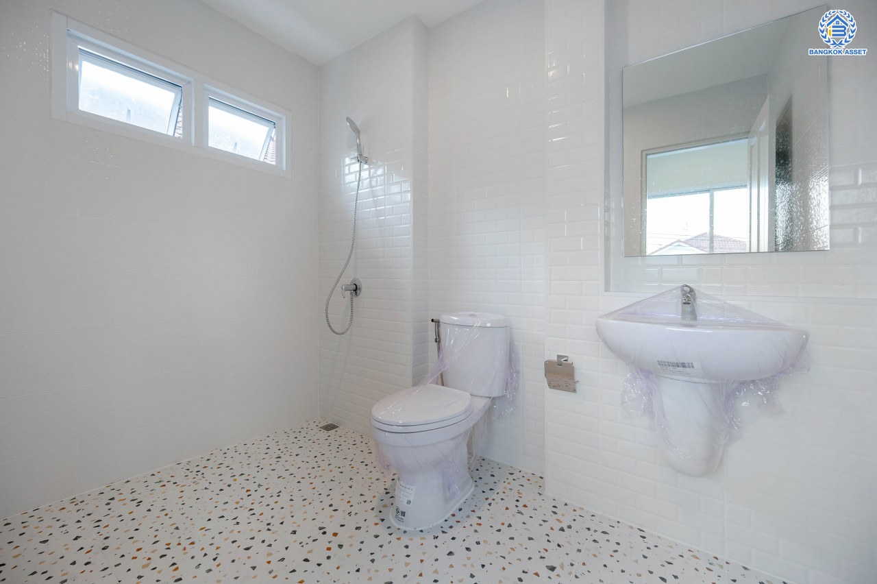 บ้านมือสองตกแต่งใหม่ โครงการ มณีรินทร์ เลคแอนด์พาร์ค ราชพฤกษ์-ติวานนท์ เนื้อที่ 60 ตร.ว. พื้นที่ใช้สอย 252.91 ตร.ม. ฟังก์ชัน 4 ห้องนอน 3 ห้องน้ำ จอดรถได้ 2 คัน บรรยากาศเงียบสงบเป็นส่วนตัว สิ่งอำนวยความสะดวกมากมาย บนทำเลติดถนนใหญ่ เชื่อมต่อถนนราชพฤกษ์ ใกล้จุดขึ้นทางด่วน "ศรีสมาน"