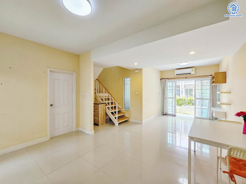 *****ขายถูกสุดในโครงการ! ทาวน์เฮ้าส์มือสอง โครงการ อารียา เดอะคัลเลอร์เลชเชอร์ บางนา เนื้อที่ 17.5 ตร.ว. ฟังก์ชัน 3 ห้องนอน 2 ห้องน้ำ ห้องชั้นล่าง 1 ห้องบ้านสภาพดี ต่อเติมเต็ม พร้อมเข้าอยู่ บนทำเลใกล้สนามบินสุวรรณภูมิ และจุดขึ้นทางด่วน "บูรพาวิถี" เชื่อมต่อถนนบางนา-ตราด, ถนนเทพารักษ์