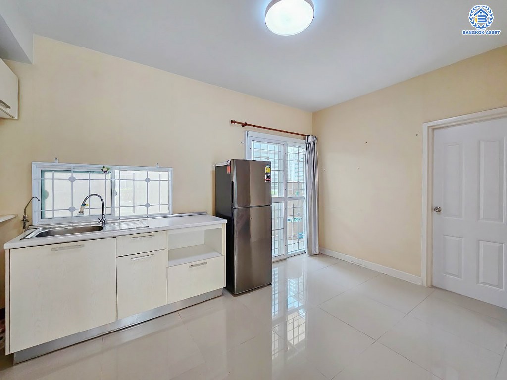 *****ขายถูกสุดในโครงการ! ทาวน์เฮ้าส์มือสอง โครงการ อารียา เดอะคัลเลอร์เลชเชอร์ บางนา เนื้อที่ 17.5 ตร.ว. ฟังก์ชัน 3 ห้องนอน 2 ห้องน้ำ ห้องชั้นล่าง 1 ห้องบ้านสภาพดี ต่อเติมเต็ม พร้อมเข้าอยู่ บนทำเลใกล้สนามบินสุวรรณภูมิ และจุดขึ้นทางด่วน "บูรพาวิถี" เชื่อมต่อถนนบางนา-ตราด, ถนนเทพารักษ์