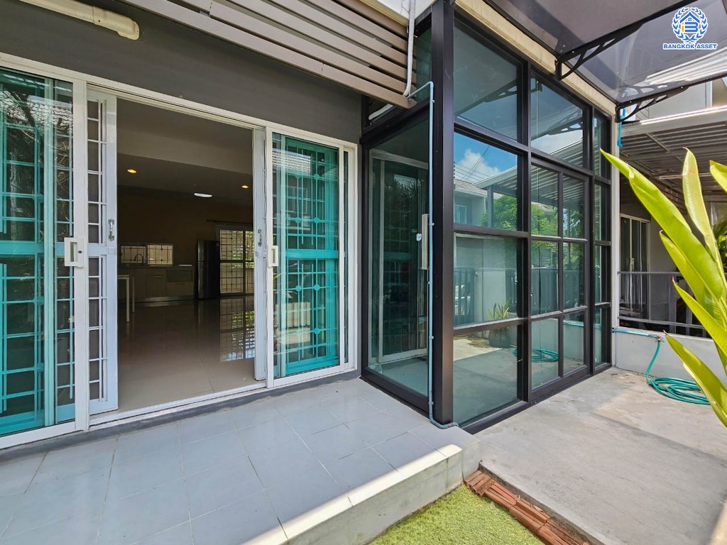 *****ขายถูกสุดในโครงการ! ทาวน์เฮ้าส์มือสอง โครงการ อารียา เดอะคัลเลอร์เลชเชอร์ บางนา เนื้อที่ 17.5 ตร.ว. ฟังก์ชัน 3 ห้องนอน 2 ห้องน้ำ ห้องชั้นล่าง 1 ห้องบ้านสภาพดี ต่อเติมเต็ม พร้อมเข้าอยู่ บนทำเลใกล้สนามบินสุวรรณภูมิ และจุดขึ้นทางด่วน "บูรพาวิถี" เชื่อมต่อถนนบางนา-ตราด, ถนนเทพารักษ์