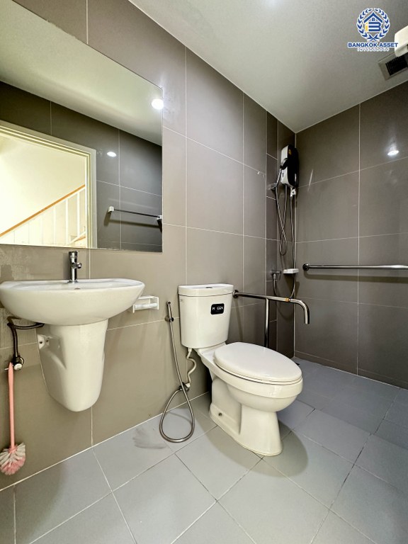 *****บ้านแฝดมือสอง โครงการ ชวนชื่น พาร์ค กาญจนา-บางใหญ่ หลังมุม เนื้อที่ 57.50 ตร.ว. ฟังก์ชัน 4 ห้องนอน 3 ห้องน้ำ 2 ที่จอดรถ มีความเป็นส่วนตัว บริเวณรอบตัวบ้านกว้างขวาง โครงการบนทำเลเดินทางสะดวก เชื่อมต่อถนนกาญจนาภิเษก ถนนนครอินทร์ ถนนรัตนาธิเบศร์ ใกล้เซ็นทรัลเวสต์เกต