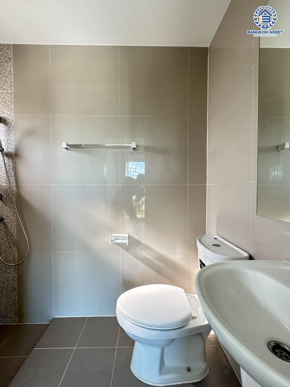 *****บ้านแฝดมือสอง โครงการ ชวนชื่น พาร์ค กาญจนา-บางใหญ่ หลังมุม เนื้อที่ 57.50 ตร.ว. ฟังก์ชัน 4 ห้องนอน 3 ห้องน้ำ 2 ที่จอดรถ มีความเป็นส่วนตัว บริเวณรอบตัวบ้านกว้างขวาง โครงการบนทำเลเดินทางสะดวก เชื่อมต่อถนนกาญจนาภิเษก ถนนนครอินทร์ ถนนรัตนาธิเบศร์ ใกล้เซ็นทรัลเวสต์เกต