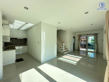 *****บ้านแฝดมือสอง โครงการ ชวนชื่น พาร์ค กาญจนา-บางใหญ่ หลังมุม เนื้อที่ 57.50 ตร.ว. ฟังก์ชัน 4 ห้องนอน 3 ห้องน้ำ 2 ที่จอดรถ มีความเป็นส่วนตัว บริเวณรอบตัวบ้านกว้างขวาง โครงการบนทำเลเดินทางสะดวก เชื่อมต่อถนนกาญจนาภิเษก ถนนนครอินทร์ ถนนรัตนาธิเบศร์ ใกล้เซ็นทรัลเวสต์เกต