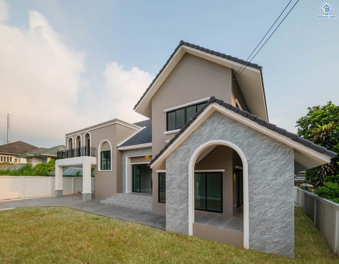 บ้านมือสองตกแต่งใหม่ โครงการ กฤษดานคร20 ปิ่นเกล้า เนื้อที่ 118 ตร.ว. พื้นที่ใช้สอย 330.8 ตร.ม. พร้อมฟังก์ชันจัดเต็ม 5 ห้องนอน 5 ห้องน้ำ 1 ห้องแม่บ้าน จอดรถได้ 2 คัน บนทำเลเชื่อมต่อเมืองอย่างรวดเร็ว ใกล้ทางคู่ขนานลอยฟ้าบรมราชชนนี ทางด่วน "กาญจนาภิเษก" ม.มหิดล เซ็นทรัลปิ่นเกล้า และตลาดสดธนบุรี