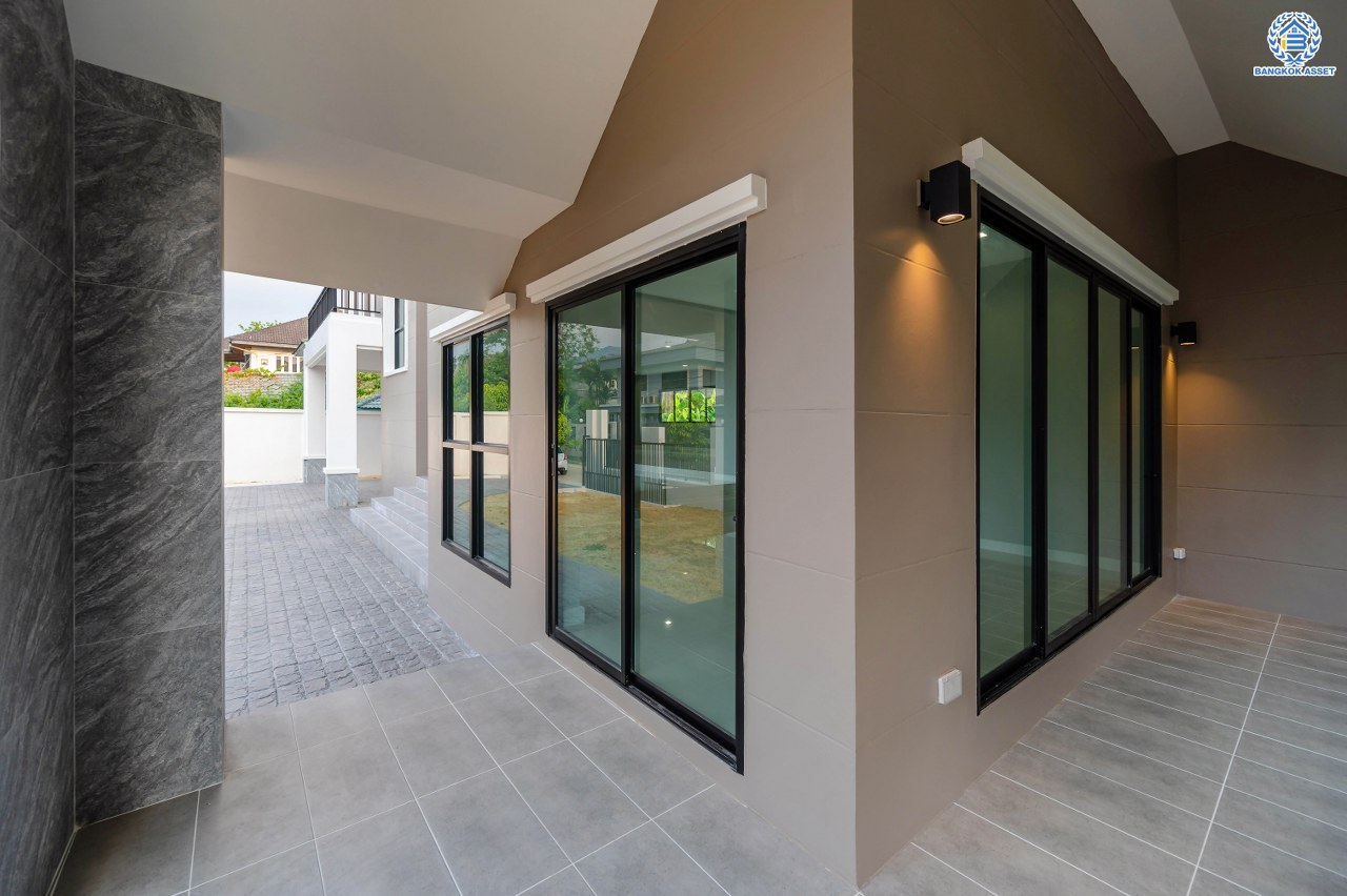 บ้านมือสองตกแต่งใหม่ โครงการ กฤษดานคร20 ปิ่นเกล้า เนื้อที่ 118 ตร.ว. พื้นที่ใช้สอย 330.8 ตร.ม. พร้อมฟังก์ชันจัดเต็ม 5 ห้องนอน 5 ห้องน้ำ 1 ห้องแม่บ้าน จอดรถได้ 2 คัน บนทำเลเชื่อมต่อเมืองอย่างรวดเร็ว ใกล้ทางคู่ขนานลอยฟ้าบรมราชชนนี ทางด่วน "กาญจนาภิเษก" ม.มหิดล เซ็นทรัลปิ่นเกล้า และตลาดสดธนบุรี