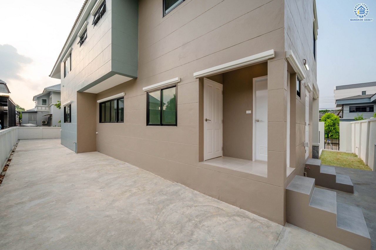 บ้านมือสองตกแต่งใหม่ โครงการ กฤษดานคร20 ปิ่นเกล้า เนื้อที่ 118 ตร.ว. พื้นที่ใช้สอย 330.8 ตร.ม. พร้อมฟังก์ชันจัดเต็ม 5 ห้องนอน 5 ห้องน้ำ 1 ห้องแม่บ้าน จอดรถได้ 2 คัน บนทำเลเชื่อมต่อเมืองอย่างรวดเร็ว ใกล้ทางคู่ขนานลอยฟ้าบรมราชชนนี ทางด่วน "กาญจนาภิเษก" ม.มหิดล เซ็นทรัลปิ่นเกล้า และตลาดสดธนบุรี