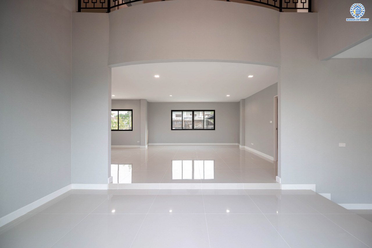 บ้านมือสองตกแต่งใหม่ โครงการ กฤษดานคร20 ปิ่นเกล้า เนื้อที่ 118 ตร.ว. พื้นที่ใช้สอย 330.8 ตร.ม. พร้อมฟังก์ชันจัดเต็ม 5 ห้องนอน 5 ห้องน้ำ 1 ห้องแม่บ้าน จอดรถได้ 2 คัน บนทำเลเชื่อมต่อเมืองอย่างรวดเร็ว ใกล้ทางคู่ขนานลอยฟ้าบรมราชชนนี ทางด่วน "กาญจนาภิเษก" ม.มหิดล เซ็นทรัลปิ่นเกล้า และตลาดสดธนบุรี