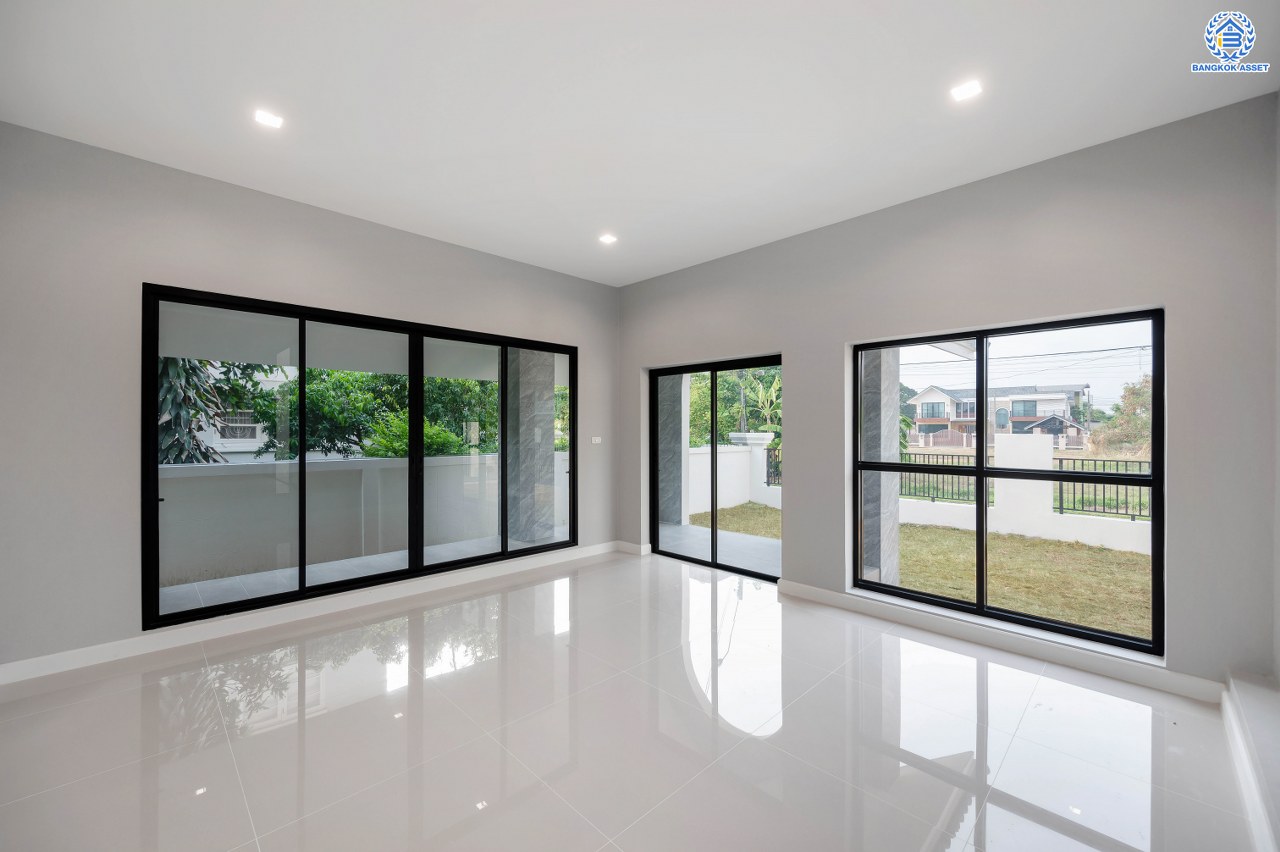 บ้านมือสองตกแต่งใหม่ โครงการ กฤษดานคร20 ปิ่นเกล้า เนื้อที่ 118 ตร.ว. พื้นที่ใช้สอย 330.8 ตร.ม. พร้อมฟังก์ชันจัดเต็ม 5 ห้องนอน 5 ห้องน้ำ 1 ห้องแม่บ้าน จอดรถได้ 2 คัน บนทำเลเชื่อมต่อเมืองอย่างรวดเร็ว ใกล้ทางคู่ขนานลอยฟ้าบรมราชชนนี ทางด่วน "กาญจนาภิเษก" ม.มหิดล เซ็นทรัลปิ่นเกล้า และตลาดสดธนบุรี