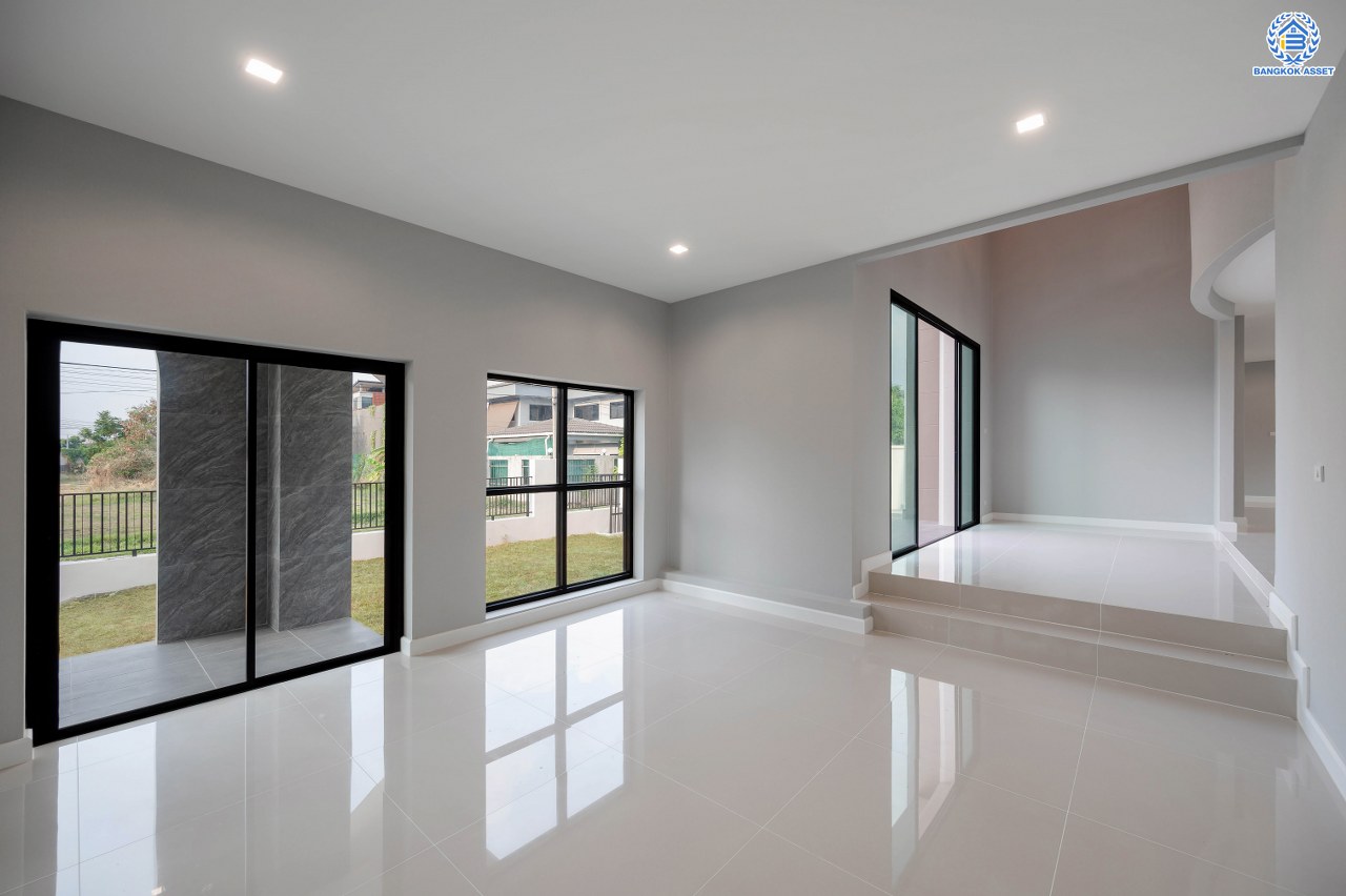 บ้านมือสองตกแต่งใหม่ โครงการ กฤษดานคร20 ปิ่นเกล้า เนื้อที่ 118 ตร.ว. พื้นที่ใช้สอย 330.8 ตร.ม. พร้อมฟังก์ชันจัดเต็ม 5 ห้องนอน 5 ห้องน้ำ 1 ห้องแม่บ้าน จอดรถได้ 2 คัน บนทำเลเชื่อมต่อเมืองอย่างรวดเร็ว ใกล้ทางคู่ขนานลอยฟ้าบรมราชชนนี ทางด่วน "กาญจนาภิเษก" ม.มหิดล เซ็นทรัลปิ่นเกล้า และตลาดสดธนบุรี