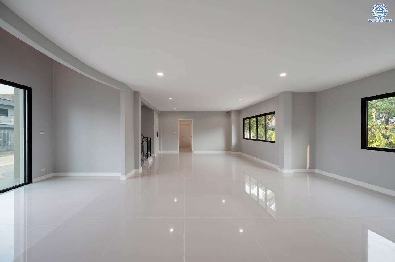 บ้านมือสองตกแต่งใหม่ โครงการ กฤษดานคร20 ปิ่นเกล้า เนื้อที่ 118 ตร.ว. พื้นที่ใช้สอย 330.8 ตร.ม. พร้อมฟังก์ชันจัดเต็ม 5 ห้องนอน 5 ห้องน้ำ 1 ห้องแม่บ้าน จอดรถได้ 2 คัน บนทำเลเชื่อมต่อเมืองอย่างรวดเร็ว ใกล้ทางคู่ขนานลอยฟ้าบรมราชชนนี ทางด่วน "กาญจนาภิเษก" ม.มหิดล เซ็นทรัลปิ่นเกล้า และตลาดสดธนบุรี